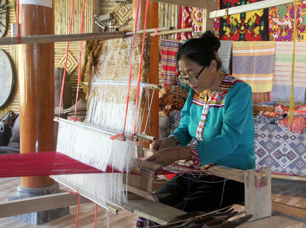Dệt thổ cẩm truyền thống